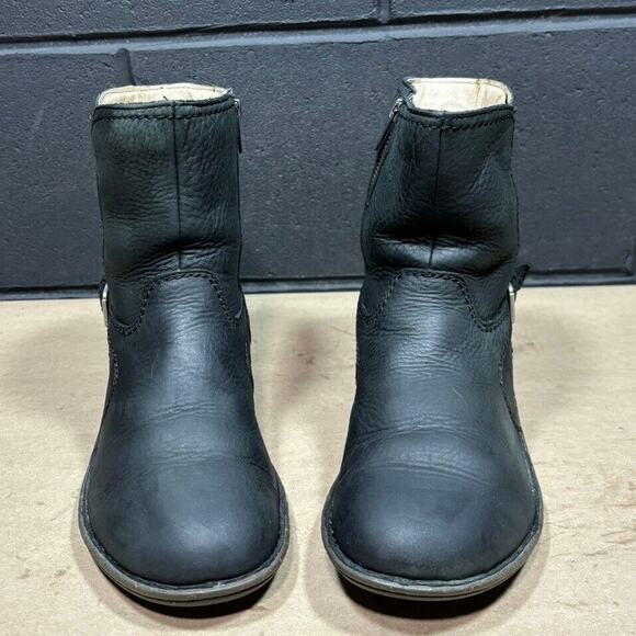 UGG Women’s Black Leather Ankle Boots Size 7 Shearling Lined Moto Buckle Zip - Picture 2 of 11